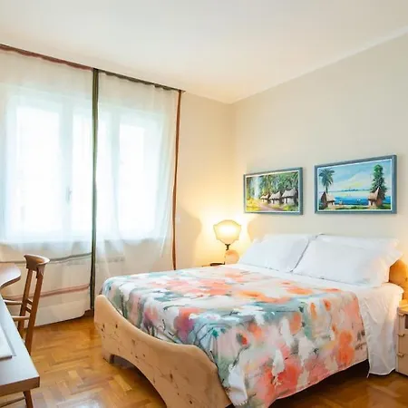 Nel Salotto Di Appartement *